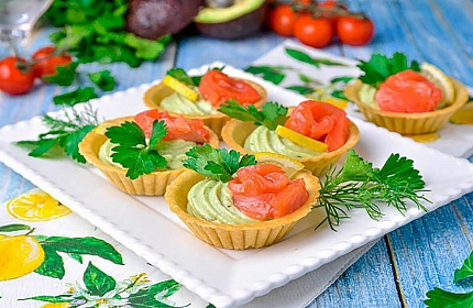 Тарталетки со сливочным сыром, авокадо и красной рыбой